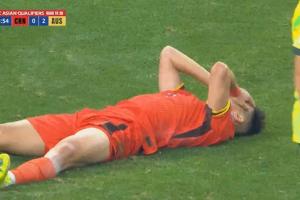 懊恼不已！王钰栋传后点杨泽翔空位铲射踢空，国足错失进球良机