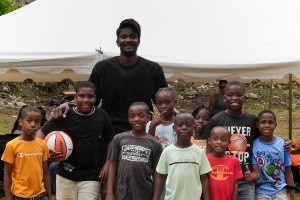 为贫困家庭提供吃穿用品&amp;健康检查！艾顿在牙买加老家回馈社区